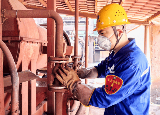 平凡亦有光<strong></p>
<p>光繪機(jī)</strong>！他們用堅守繪就“最美風(fēng)景線”:光繪機(jī)