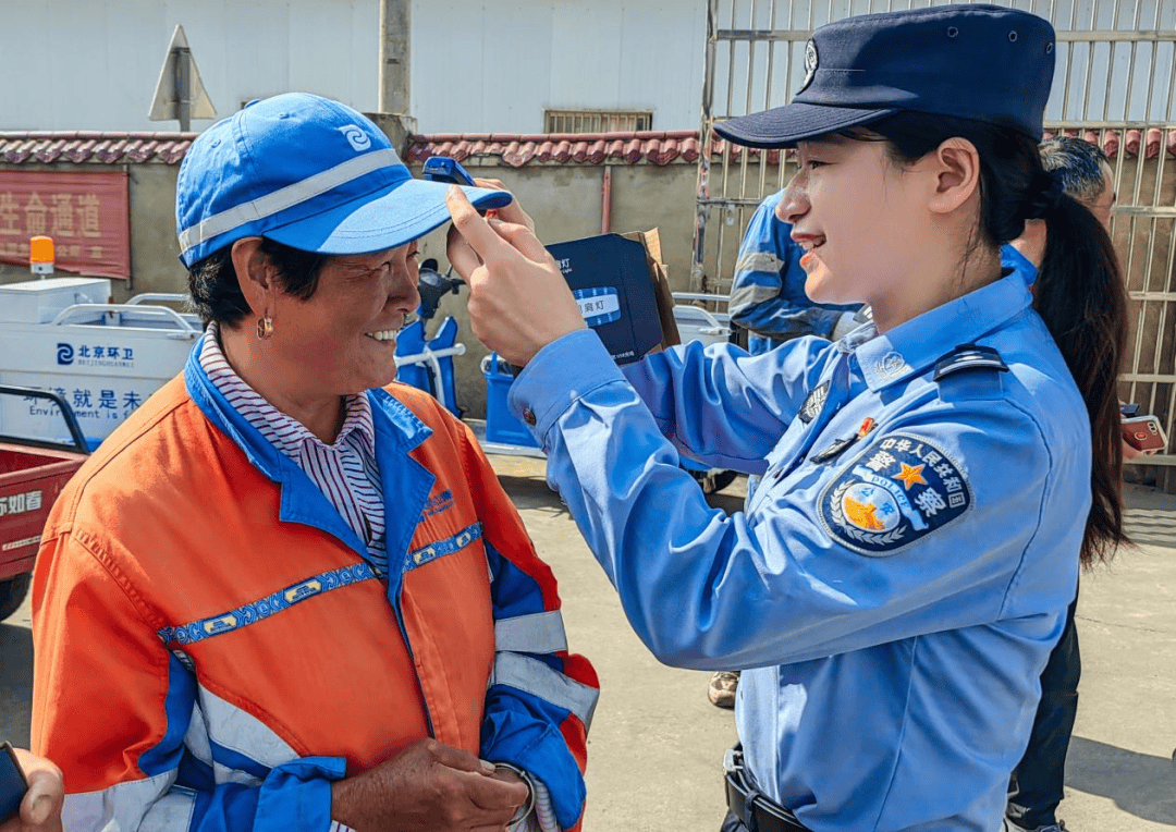 平凡亦有光<strong></p>
<p>光繪機(jī)</strong>！他們用堅守繪就“最美風(fēng)景線”:光繪機(jī)