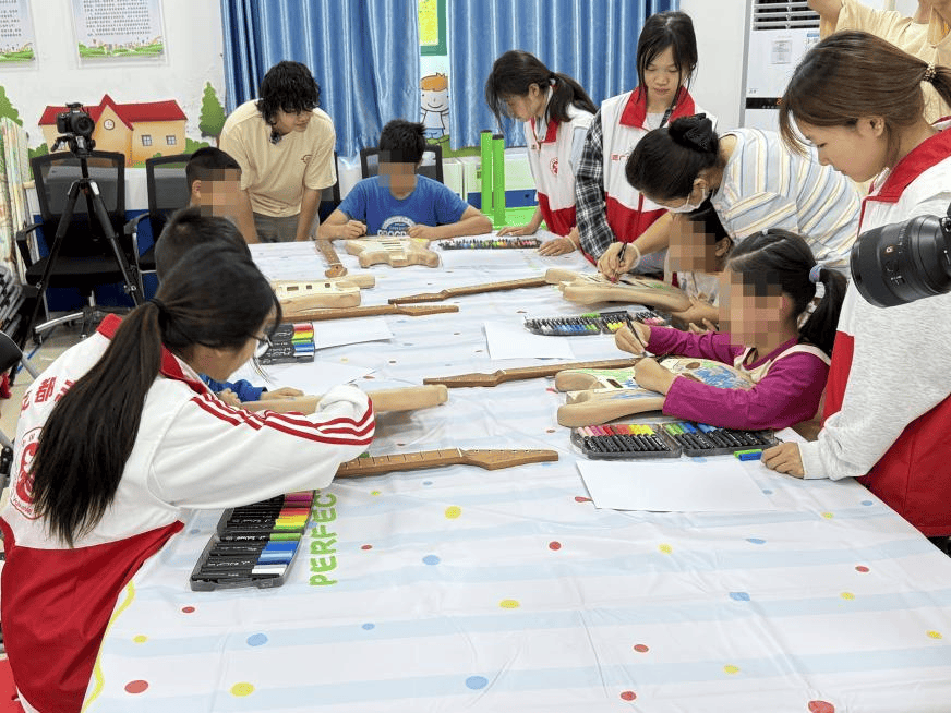 花都新雅：指尖趣繪<strong></p>
<p>光繪機(jī)</strong>，用藝術(shù)點(diǎn)亮困境兒童心靈之光:光繪機(jī)