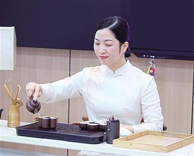 張揚娣：點亮“茶”光<strong></p>
<p>光繪機</strong>！妙藝茶仙子繪就馥郁長卷:光繪機
