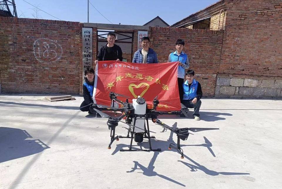 無人機科技助農(nóng)<strong></p>
<p>光繪機</strong>！濟南市技師學院師生共繪鄉(xiāng)村振興新圖景:光繪機